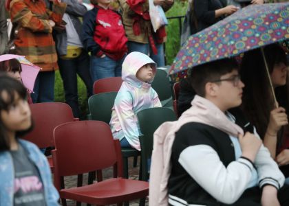 „PiSiCi”-le Teatrului din Suceava au învins ploaia: Public entuziasmat și ropote de aplauze la EduFortress, în parcarea Iulius Mall
