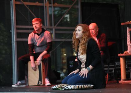 „PiSiCi”-le Teatrului din Suceava au învins ploaia: Public entuziasmat și ropote de aplauze la EduFortress, în parcarea Iulius Mall