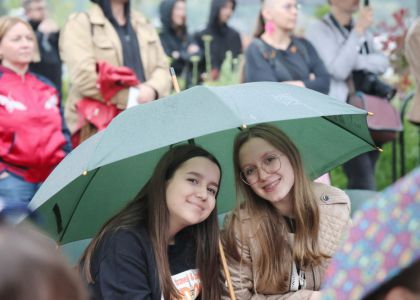 „PiSiCi”-le Teatrului din Suceava au învins ploaia: Public entuziasmat și ropote de aplauze la EduFortress, în parcarea Iulius Mall