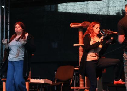 „PiSiCi”-le Teatrului din Suceava au învins ploaia: Public entuziasmat și ropote de aplauze la EduFortress, în parcarea Iulius Mall
