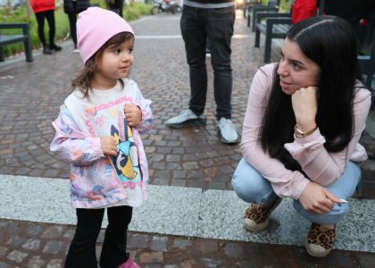 „PiSiCi”-le Teatrului din Suceava au învins ploaia: Public entuziasmat și ropote de aplauze la EduFortress, în parcarea Iulius Mall