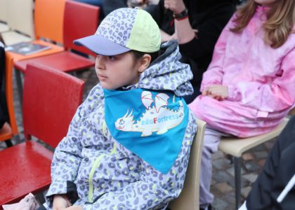 „PiSiCi”-le Teatrului din Suceava au învins ploaia: Public entuziasmat și ropote de aplauze la EduFortress, în parcarea Iulius Mall