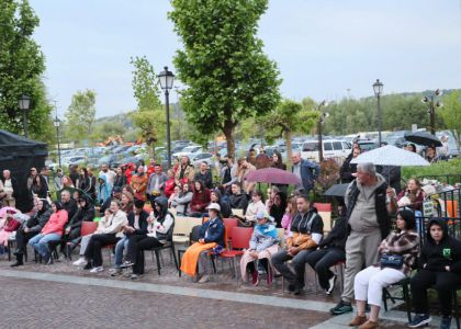 „PiSiCi”-le Teatrului din Suceava au învins ploaia: Public entuziasmat și ropote de aplauze la EduFortress, în parcarea Iulius Mall