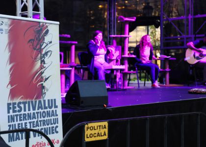 „PiSiCi”-le Teatrului din Suceava au învins ploaia: Public entuziasmat și ropote de aplauze la EduFortress, în parcarea Iulius Mall