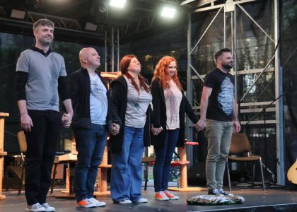 „PiSiCi”-le Teatrului din Suceava au învins ploaia: Public entuziasmat și ropote de aplauze la EduFortress, în parcarea Iulius Mall
