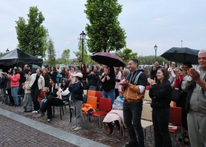 „PiSiCi”-le Teatrului din Suceava au învins ploaia: Public entuziasmat și ropote de aplauze la EduFortress, în parcarea Iulius Mall