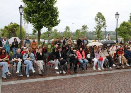 „PiSiCi”-le Teatrului din Suceava au învins ploaia: Public entuziasmat și ropote de aplauze la EduFortress, în parcarea Iulius Mall