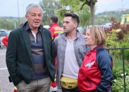 „PiSiCi”-le Teatrului din Suceava au învins ploaia: Public entuziasmat și ropote de aplauze la EduFortress, în parcarea Iulius Mall
