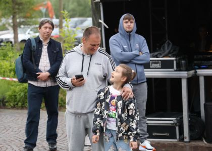 „PiSiCi”-le Teatrului din Suceava au învins ploaia: Public entuziasmat și ropote de aplauze la EduFortress, în parcarea Iulius Mall
