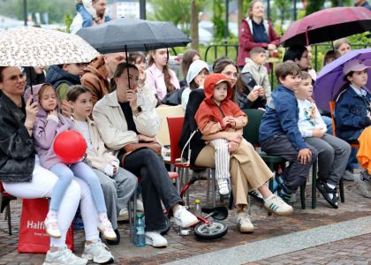 „PiSiCi”-le Teatrului din Suceava au învins ploaia: Public entuziasmat și ropote de aplauze la EduFortress, în parcarea Iulius Mall