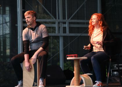 „PiSiCi”-le Teatrului din Suceava au învins ploaia: Public entuziasmat și ropote de aplauze la EduFortress, în parcarea Iulius Mall