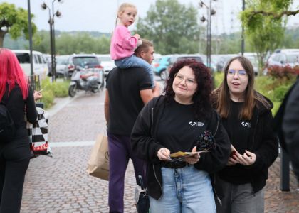 „PiSiCi”-le Teatrului din Suceava au învins ploaia: Public entuziasmat și ropote de aplauze la EduFortress, în parcarea Iulius Mall