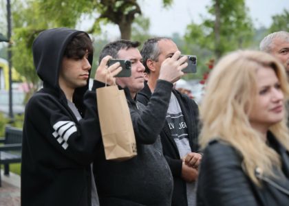 „PiSiCi”-le Teatrului din Suceava au învins ploaia: Public entuziasmat și ropote de aplauze la EduFortress, în parcarea Iulius Mall