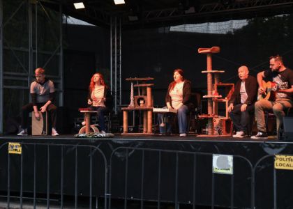 „PiSiCi”-le Teatrului din Suceava au învins ploaia: Public entuziasmat și ropote de aplauze la EduFortress, în parcarea Iulius Mall