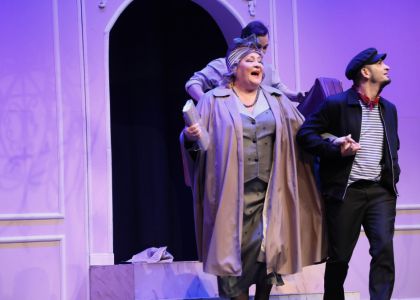 Cortina s-a ridicat! Ediția aniversară a Festivalului Internațional „Zilele Teatrului Matei Vișniec” a debutat în forță cu spectacolul „...ESCU”