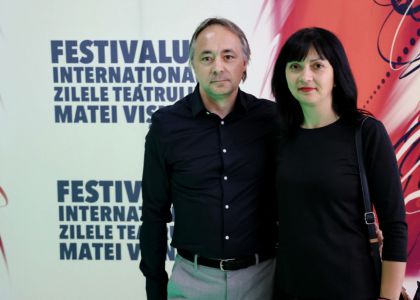 Cortina s-a ridicat! Ediția aniversară a Festivalului Internațional „Zilele Teatrului Matei Vișniec” a debutat în forță cu spectacolul „...ESCU”