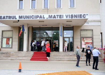 Cortina s-a ridicat! Ediția aniversară a Festivalului Internațional „Zilele Teatrului Matei Vișniec” a debutat în forță cu spectacolul „...ESCU”