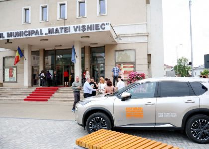 Cortina s-a ridicat! Ediția aniversară a Festivalului Internațional „Zilele Teatrului Matei Vișniec” a debutat în forță cu spectacolul „...ESCU”