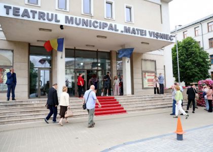 Cortina s-a ridicat! Ediția aniversară a Festivalului Internațional „Zilele Teatrului Matei Vișniec” a debutat în forță cu spectacolul „...ESCU”