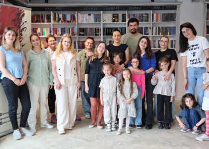 FIZTMV 2026 - Ziua a II-a: De la bucuria copiilor, la satira profundă din „Mobilă și durere”