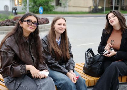 FIZTMV 2026 - Ziua a II-a: De la bucuria copiilor, la satira profundă din „Mobilă și durere”
