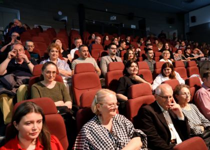 FIZTMV 2026 - Ziua a II-a: De la bucuria copiilor, la satira profundă din „Mobilă și durere”