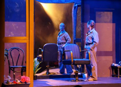 Festivalul Internațional Zilele Teatrului Matei Vișniec, Ziua a 5-a: De la mitul răsturnat al Penelopei la haosul comic din mahalaua lui Caragiale