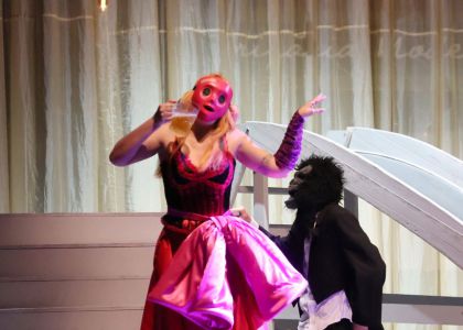 Festivalul Internațional Zilele Teatrului Matei Vișniec, Ziua a 5-a: De la mitul răsturnat al Penelopei la haosul comic din mahalaua lui Caragiale