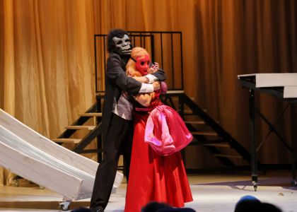 Festivalul Internațional Zilele Teatrului Matei Vișniec, Ziua a 5-a: De la mitul răsturnat al Penelopei la haosul comic din mahalaua lui Caragiale