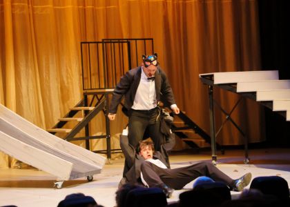 Festivalul Internațional Zilele Teatrului Matei Vișniec, Ziua a 5-a: De la mitul răsturnat al Penelopei la haosul comic din mahalaua lui Caragiale
