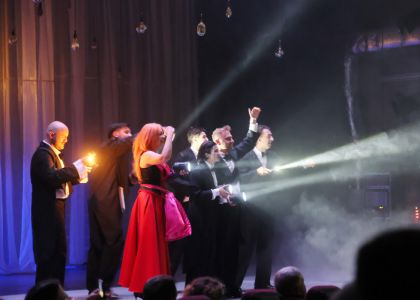 Festivalul Internațional Zilele Teatrului Matei Vișniec, Ziua a 5-a: De la mitul răsturnat al Penelopei la haosul comic din mahalaua lui Caragiale