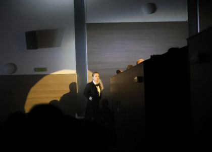 Festivalul Internațional Zilele Teatrului Matei Vișniec, Ziua a 5-a: De la mitul răsturnat al Penelopei la haosul comic din mahalaua lui Caragiale