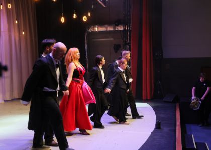 Festivalul Internațional Zilele Teatrului Matei Vișniec, Ziua a 5-a: De la mitul răsturnat al Penelopei la haosul comic din mahalaua lui Caragiale
