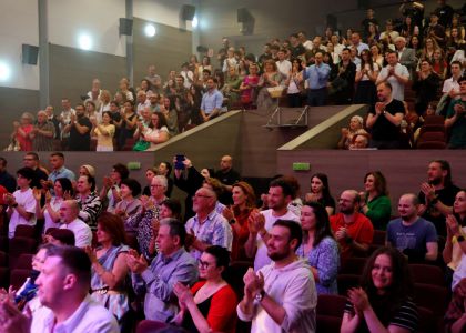Festivalul Internațional Zilele Teatrului Matei Vișniec, Ziua a 5-a: De la mitul răsturnat al Penelopei la haosul comic din mahalaua lui Caragiale