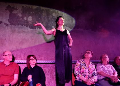 Festivalul Internațional Zilele Teatrului Matei Vișniec, Ziua a 5-a: De la mitul răsturnat al Penelopei la haosul comic din mahalaua lui Caragiale