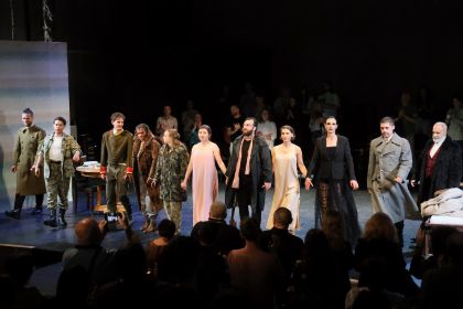 Festivalul Intern ațional Zilele Teatrului „Matei Vișniec” 2026– Recenzie #DAY7: Istoria ca un carusel absurd în „RĂZBOI ȘI PACE ȘI...”