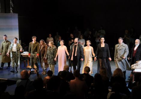 Festivalul Intern ațional Zilele Teatrului „Matei Vișniec” 2026– Recenzie #DAY7: Istoria ca un carusel absurd în „RĂZBOI ȘI PACE ȘI...”