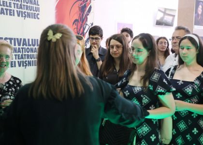 Festivalul Intern ațional Zilele Teatrului „Matei Vișniec” 2026– Recenzie #DAY7: Istoria ca un carusel absurd în „RĂZBOI ȘI PACE ȘI...”