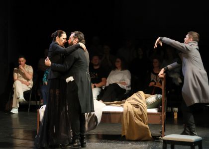 Festivalul Intern ațional Zilele Teatrului „Matei Vișniec” 2026– Recenzie #DAY7: Istoria ca un carusel absurd în „RĂZBOI ȘI PACE ȘI...”