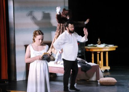 Festivalul Intern ațional Zilele Teatrului „Matei Vișniec” 2026– Recenzie #DAY7: Istoria ca un carusel absurd în „RĂZBOI ȘI PACE ȘI...”