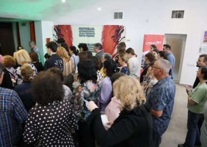 Festivalul Intern ațional Zilele Teatrului „Matei Vișniec” 2026– Recenzie #DAY7: Istoria ca un carusel absurd în „RĂZBOI ȘI PACE ȘI...”