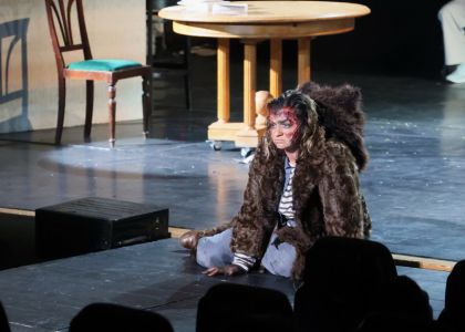 Festivalul Intern ațional Zilele Teatrului „Matei Vișniec” 2026– Recenzie #DAY7: Istoria ca un carusel absurd în „RĂZBOI ȘI PACE ȘI...”