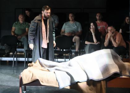 Festivalul Intern ațional Zilele Teatrului „Matei Vișniec” 2026– Recenzie #DAY7: Istoria ca un carusel absurd în „RĂZBOI ȘI PACE ȘI...”
