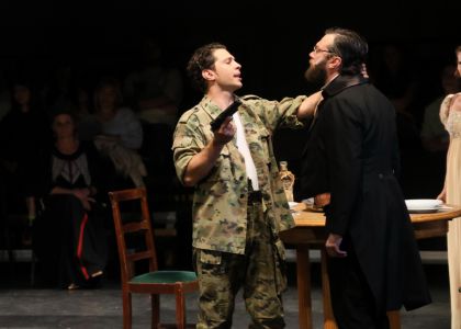 Festivalul Intern ațional Zilele Teatrului „Matei Vișniec” 2026– Recenzie #DAY7: Istoria ca un carusel absurd în „RĂZBOI ȘI PACE ȘI...”
