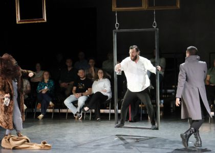 Festivalul Intern ațional Zilele Teatrului „Matei Vișniec” 2026– Recenzie #DAY7: Istoria ca un carusel absurd în „RĂZBOI ȘI PACE ȘI...”