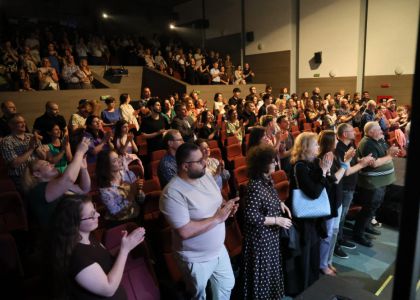Festivalul Intern ațional Zilele Teatrului „Matei Vișniec” 2026– Recenzie #DAY7: Istoria ca un carusel absurd în „RĂZBOI ȘI PACE ȘI...”