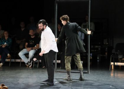 Festivalul Intern ațional Zilele Teatrului „Matei Vișniec” 2026– Recenzie #DAY7: Istoria ca un carusel absurd în „RĂZBOI ȘI PACE ȘI...”