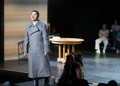 Festivalul Intern ațional Zilele Teatrului „Matei Vișniec” 2026– Recenzie #DAY7: Istoria ca un carusel absurd în „RĂZBOI ȘI PACE ȘI...”