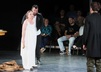 Festivalul Intern ațional Zilele Teatrului „Matei Vișniec” 2026– Recenzie #DAY7: Istoria ca un carusel absurd în „RĂZBOI ȘI PACE ȘI...”