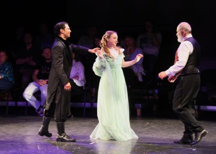 Festivalul Intern ațional Zilele Teatrului „Matei Vișniec” 2026– Recenzie #DAY7: Istoria ca un carusel absurd în „RĂZBOI ȘI PACE ȘI...”